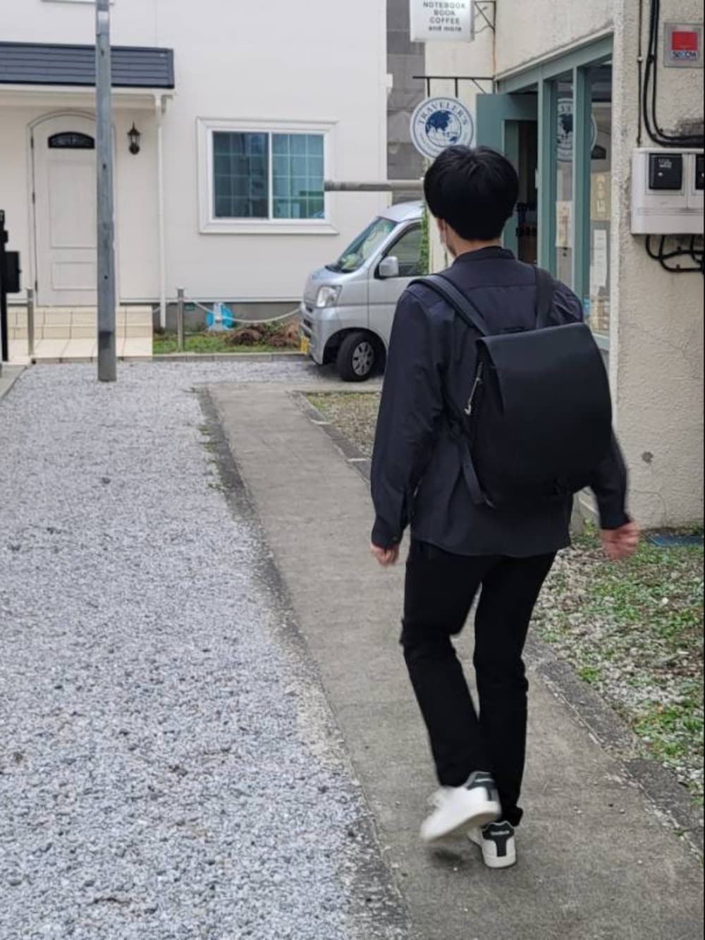 グレー系のシャツ/ブラウス、ブラック系のチノパンツ、ホワイト系のスニーカーを着用したメンズの冬コーディネートの3枚目の写真