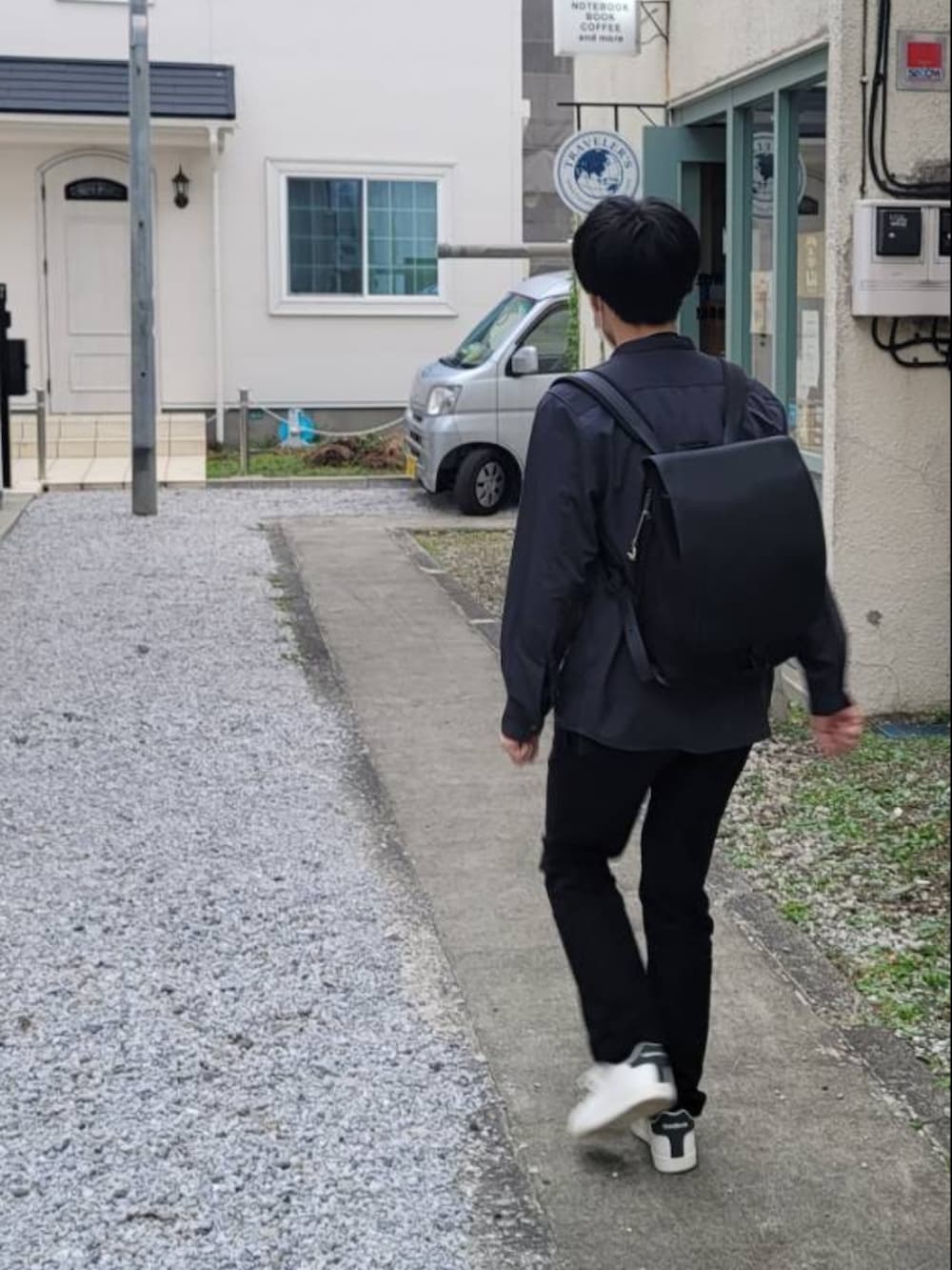 グレー系のシャツ/ブラウス、ブラック系のチノパンツ、ホワイト系のスニーカーを着用したメンズの冬コーディネートの2枚目の写真