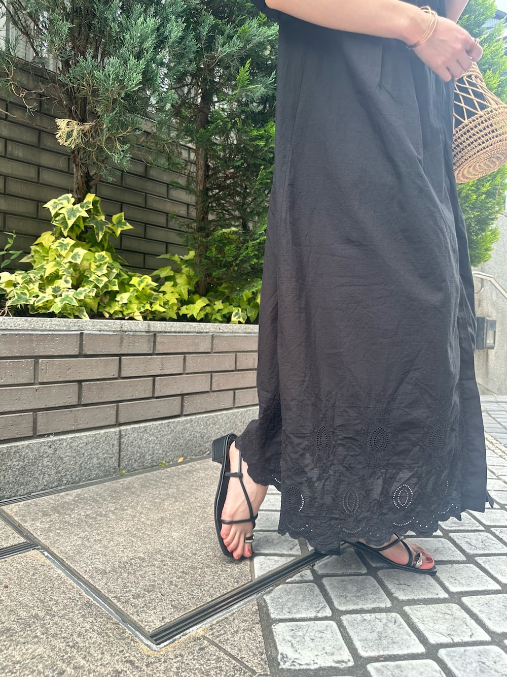 ブラック系のワンピース、ブラック系のサンダルを着用したレディースの夏コーディネートの5枚目の写真