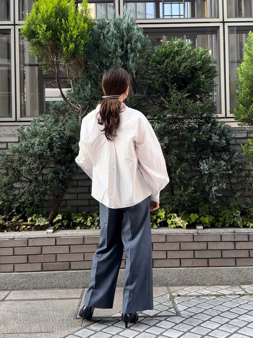 グレー系のシャツ/ブラウス、ブルー系のその他パンツ、シルバー系のハンドバッグを着用したレディースの春コーディネートの3枚目の写真