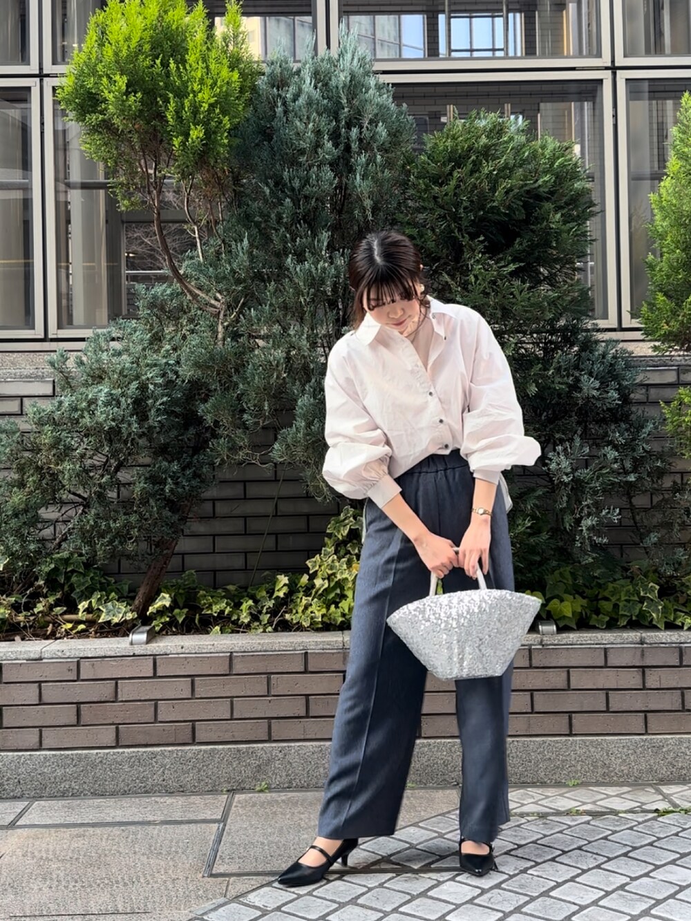 グレー系のシャツ/ブラウス、ブルー系のその他パンツ、シルバー系のハンドバッグを着用したレディースの春コーディネートの2枚目の写真