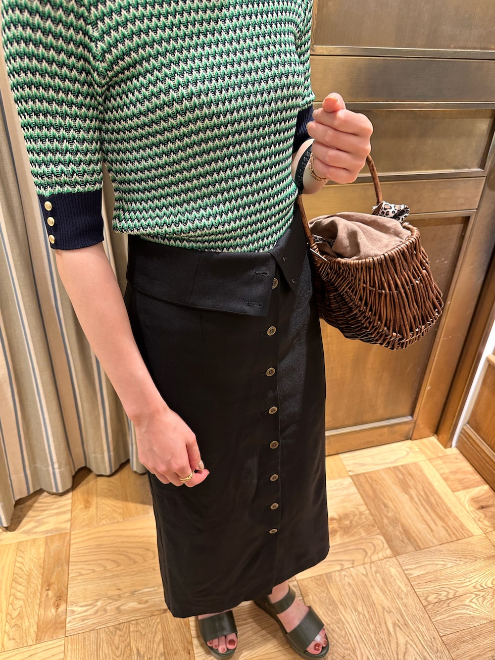 ブラック系のスカートを着用したレディースの夏コーディネートの3枚目の写真