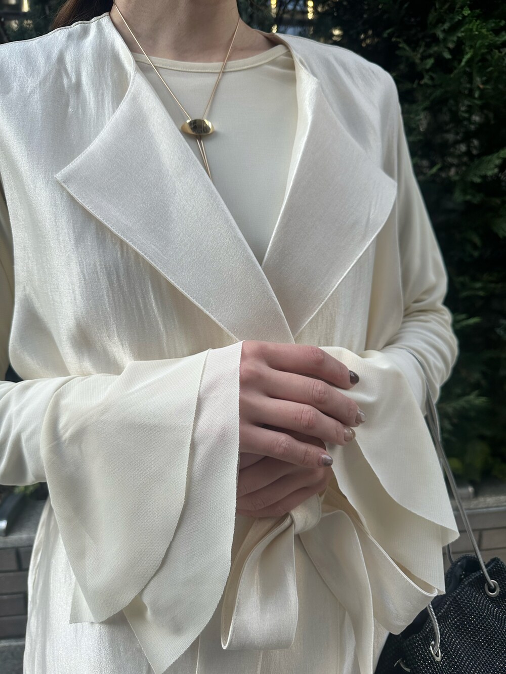 ホワイト系のベスト、ホワイト系のTシャツ/カットソー、ホワイト系のその他パンツを着用したレディースの春コーディネートの5枚目の写真