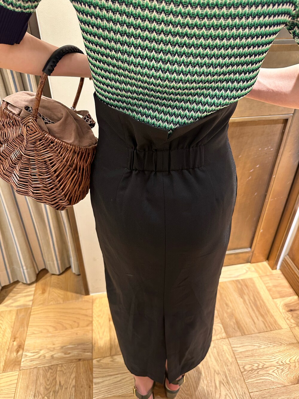 ブラック系のスカートを着用したレディースの夏コーディネートの5枚目の写真