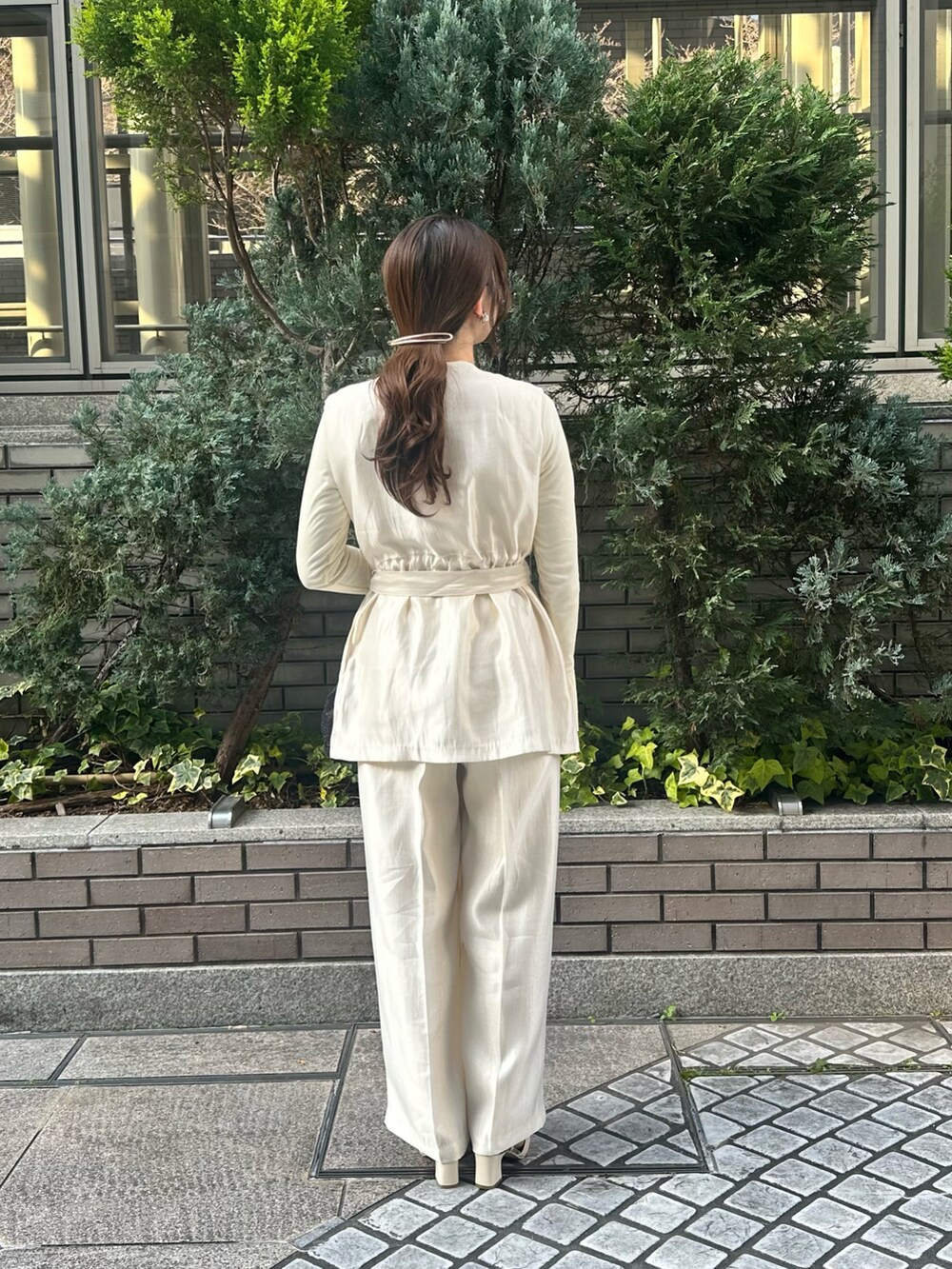 ホワイト系のベスト、ホワイト系のTシャツ/カットソー、ホワイト系のその他パンツを着用したレディースの春コーディネートの4枚目の写真