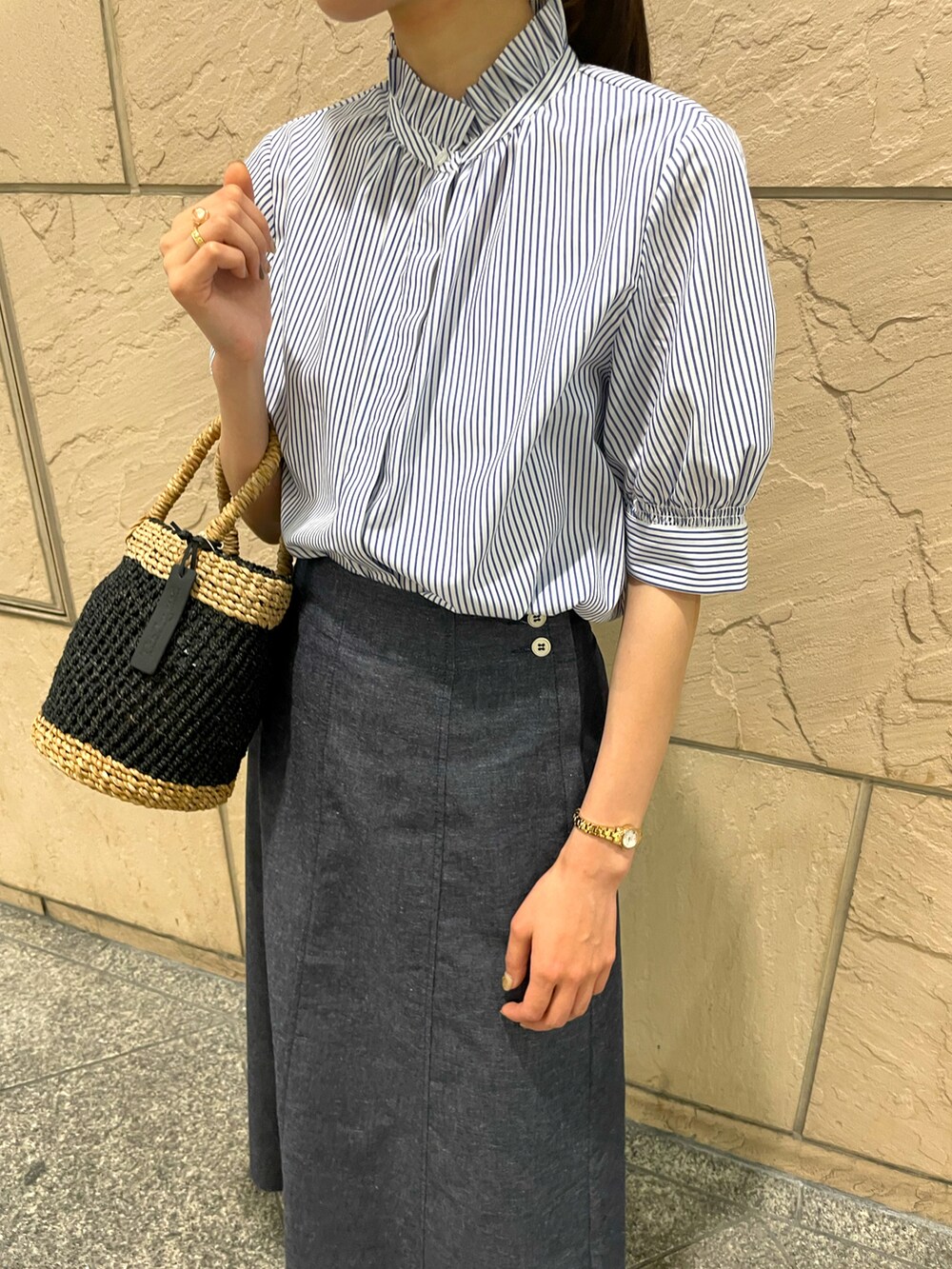 ブルー系のシャツ/ブラウス、ブルー系のスカート、ブラック系のパンプスを着用したレディースの春コーディネートの2枚目の写真