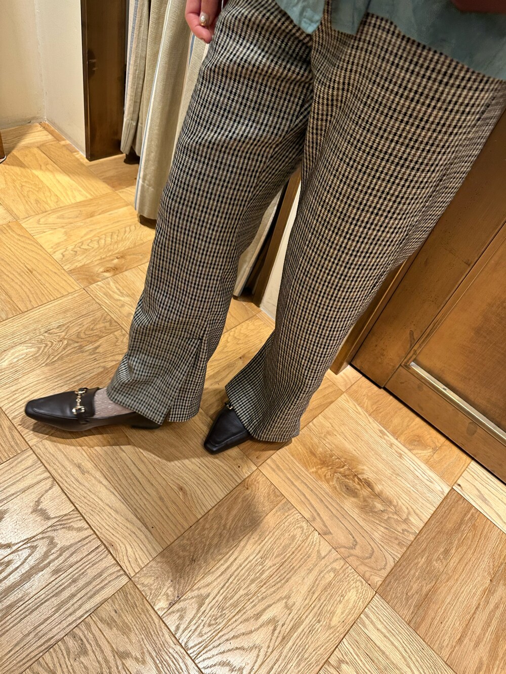 グリーン系のシャツ/ブラウス、レッド系のハンドバッグ、ブラウン系のその他パンツを着用したレディースの秋コーディネートの3枚目の写真