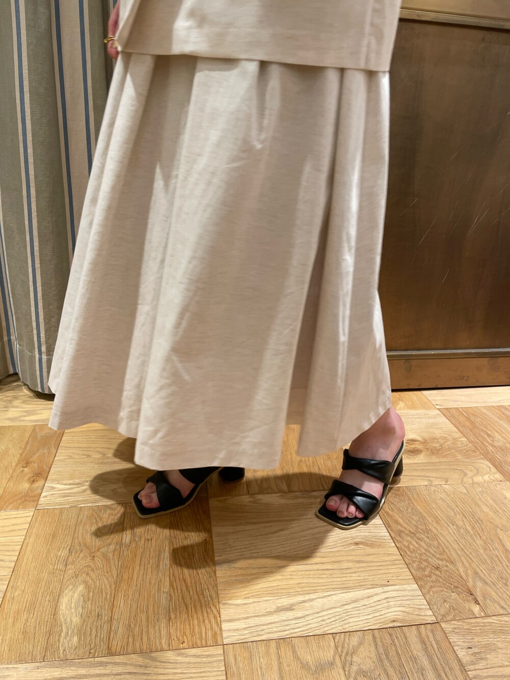 ホワイト系のタンクトップ、ホワイト系のノーカラージャケット、ホワイト系のスカートを着用したレディースの春コーディネートの4枚目の写真