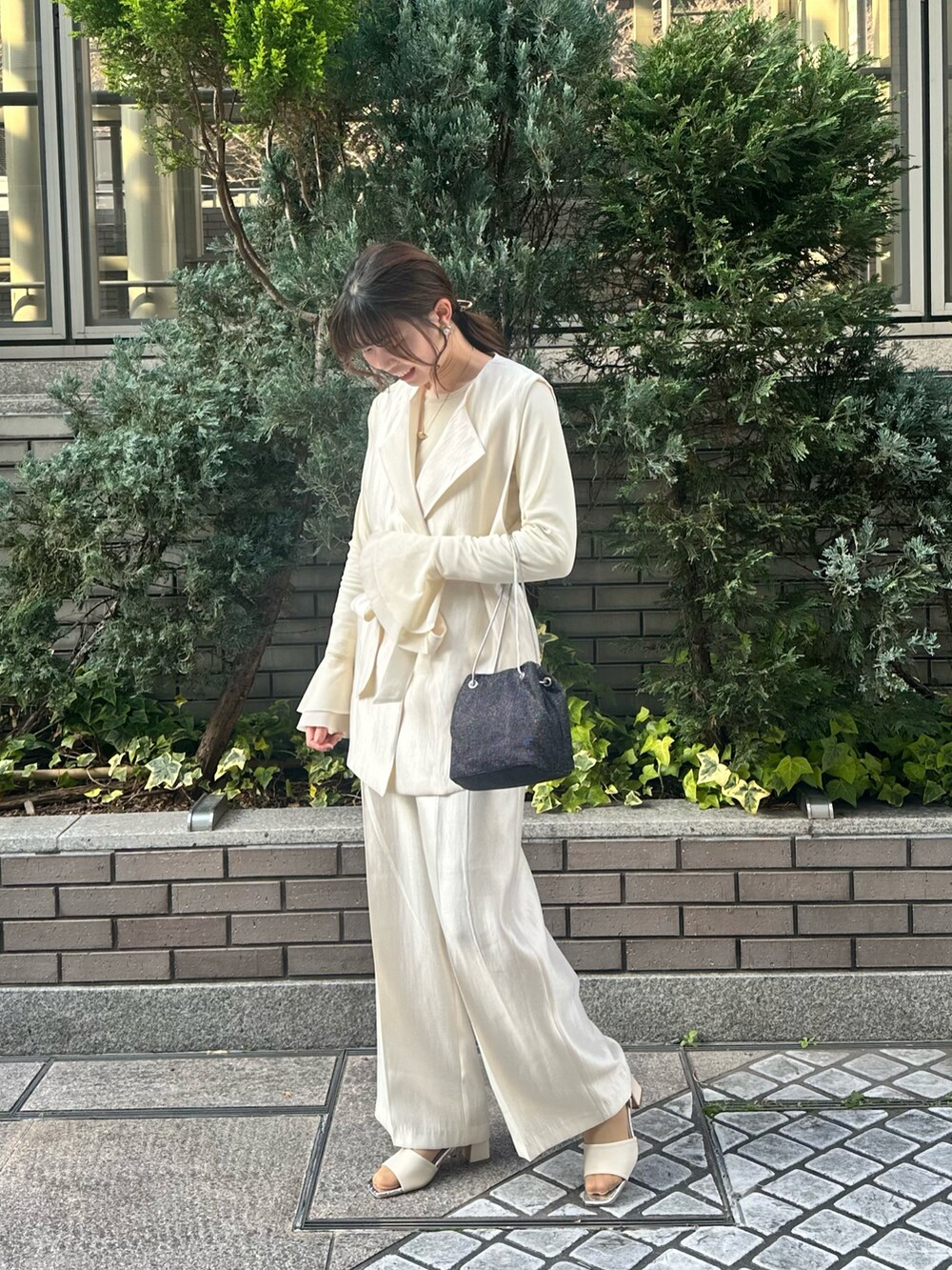 ホワイト系のベスト、ホワイト系のTシャツ/カットソー、ホワイト系のその他パンツを着用したレディースの春コーディネートの3枚目の写真