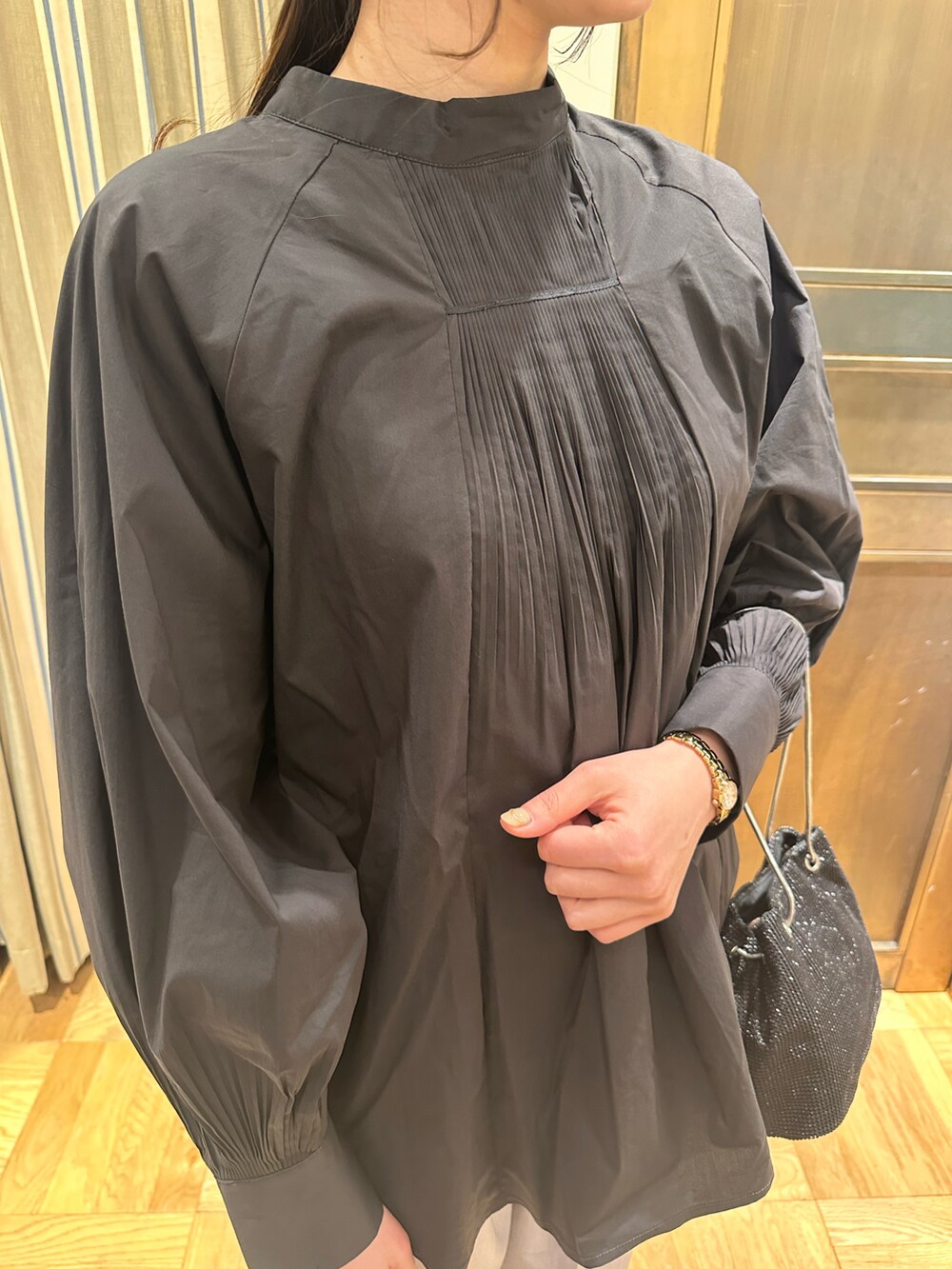 ブラック系のシャツ/ブラウス、ブラック系のハンドバッグ、グレー系のその他パンツを着用したレディースの春コーディネートの3枚目の写真