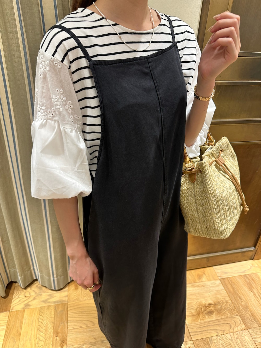 「夏服コーデ、休日スタイル、ゆるコーデ、楽チンコーデ、オトナカワイイ、サンダルコーデ、夏、カジュアルコーデ、オーバーオール、サロペットスカート、レーストップス、ボーダーTシャツ、ボリューム袖、このスタイルがお気に入り、lugnoncure」｜「Lugnoncureのビーズネックレス（ネックレス、ホワイト系）」を使った、なーさん（レディース・160cm）の夏コーディネートの2枚目の写真