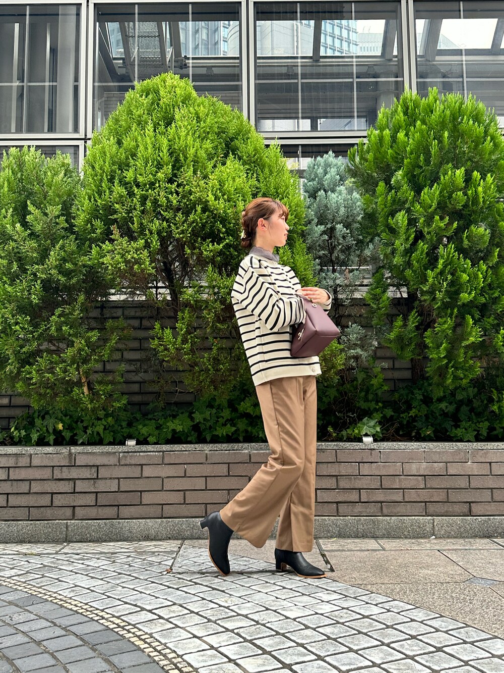 ベージュ系のカーディガン/ボレロ、グレー系のTシャツ/カットソー、ブラック系のブーツを着用したレディースの秋コーディネートの3枚目の写真