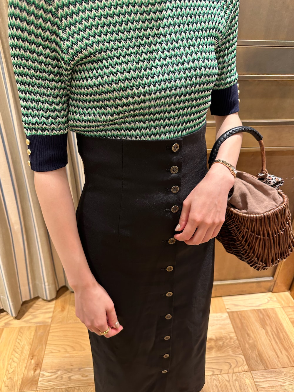 ブラック系のスカートを着用したレディースの夏コーディネートの4枚目の写真