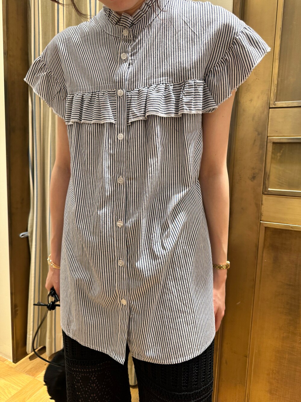 ブルー系のシャツ/ブラウス、ブラック系のその他パンツ、ブラック系のハンドバッグを着用したレディースの夏コーディネートの4枚目の写真