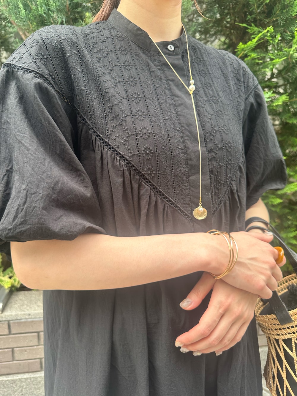 ブラック系のワンピース、ブラック系のサンダルを着用したレディースの夏コーディネートの4枚目の写真