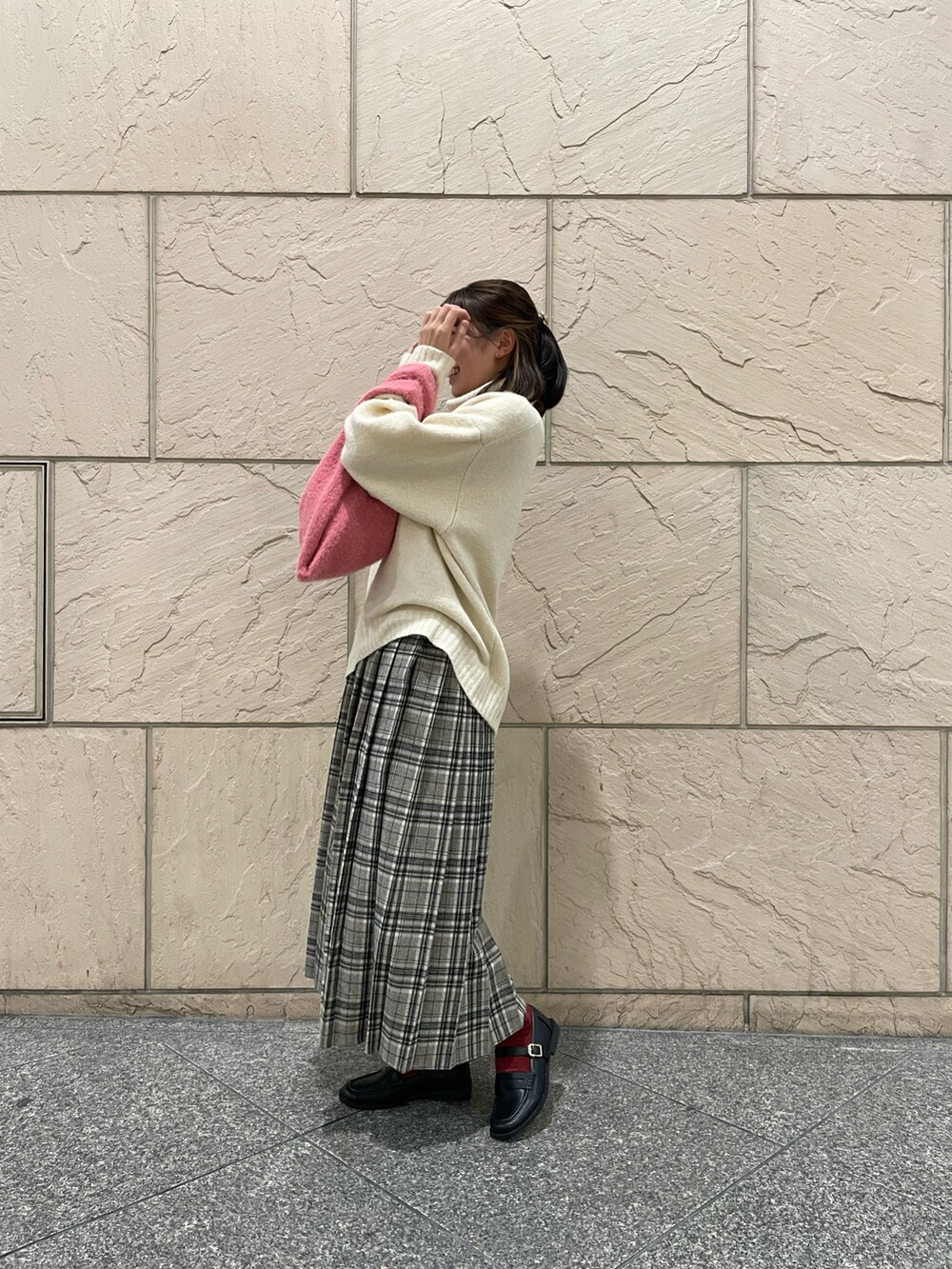 ホワイト系のニット/セーター、グレー系のスカート、ブラック系のローファーを着用したレディースの秋コーディネートの2枚目の写真