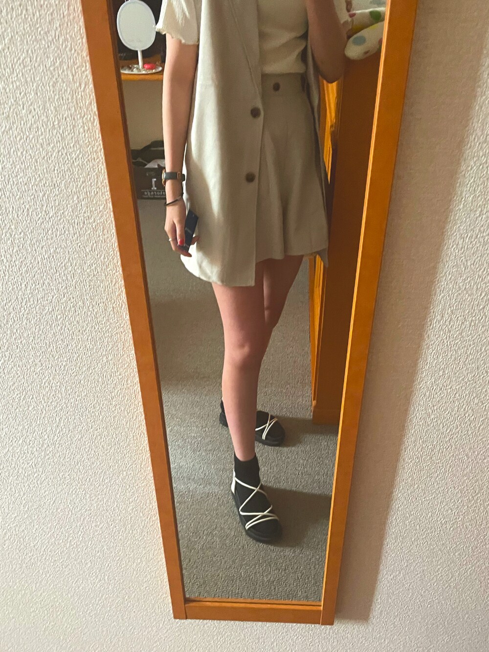 ベージュ系のベスト、ベージュ系のその他パンツ、ベージュ系のシャツ/ブラウスを着用したレディースの春コーディネートの2枚目の写真