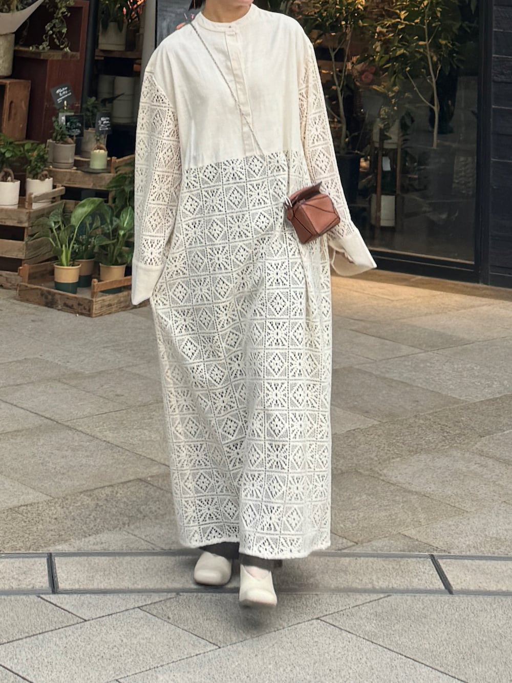 「ワンピース、秋服コーデ、淡色コーデ、大人かわいい、イエベ春、秋服」｜「LOEWEのパズルバッグ ミニ （クラシックカーフ）（ハンドバッグ、ブラウン系）」を使った、紗羅さん（レディース・155cm）の秋コーディネートの2枚目の写真