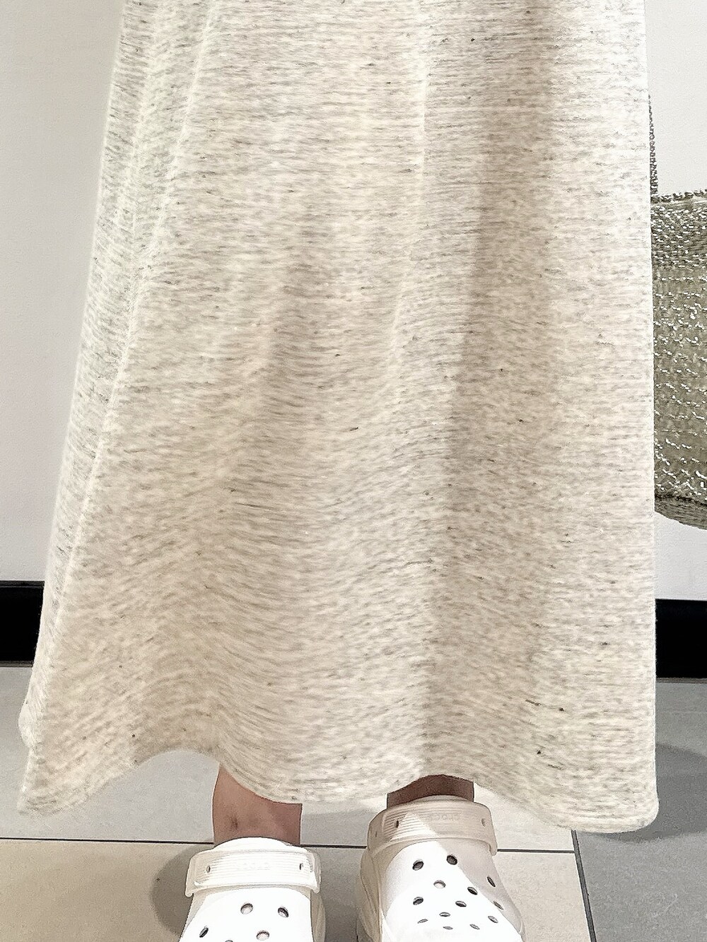 グレー系のTシャツ/カットソー、グレー系のスカート、シルバー系のトートバッグを着用したレディースの春コーディネートの4枚目の写真