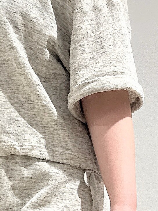 グレー系のTシャツ/カットソー、グレー系のスカート、シルバー系のトートバッグを着用したレディースの春コーディネートの5枚目の写真