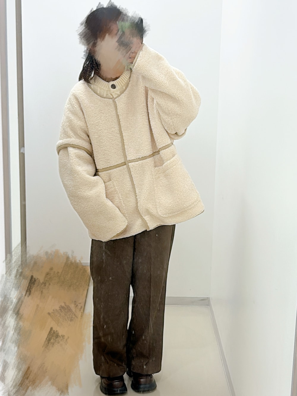 ホワイト系のカーディガン/ボレロ、ブラウン系のスラックス、ブラウン系のTシャツ/カットソーを着用したレディースの秋コーディネートの2枚目の写真