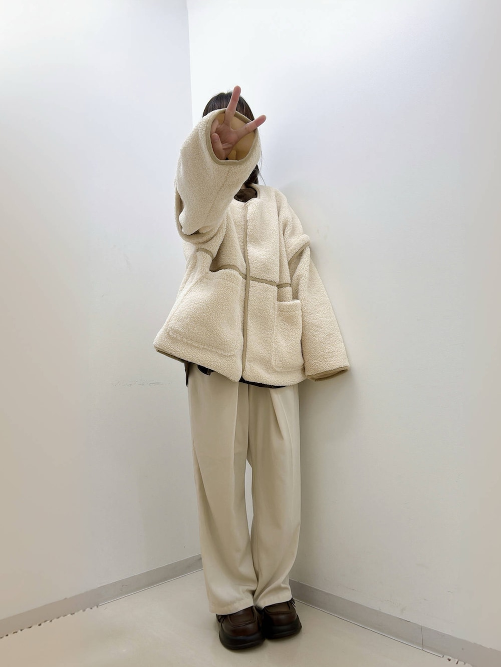 ブラウン系のシャツ/ブラウス、ホワイト系のその他パンツ、ブラウン系のローファーを着用したレディースの秋コーディネートの2枚目の写真