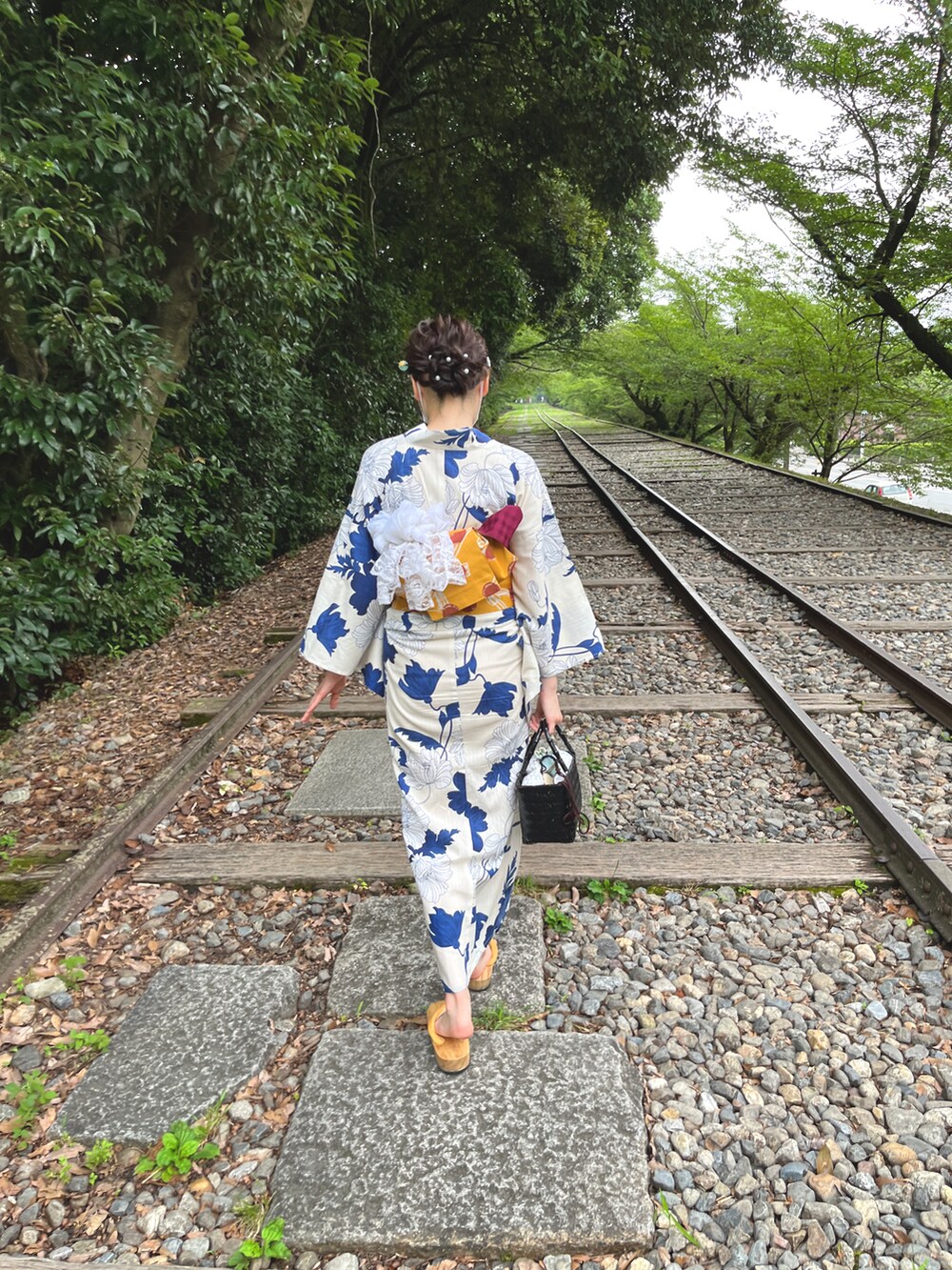 ブルー系の浴衣を着用したレディースの夏コーディネートの2枚目の写真