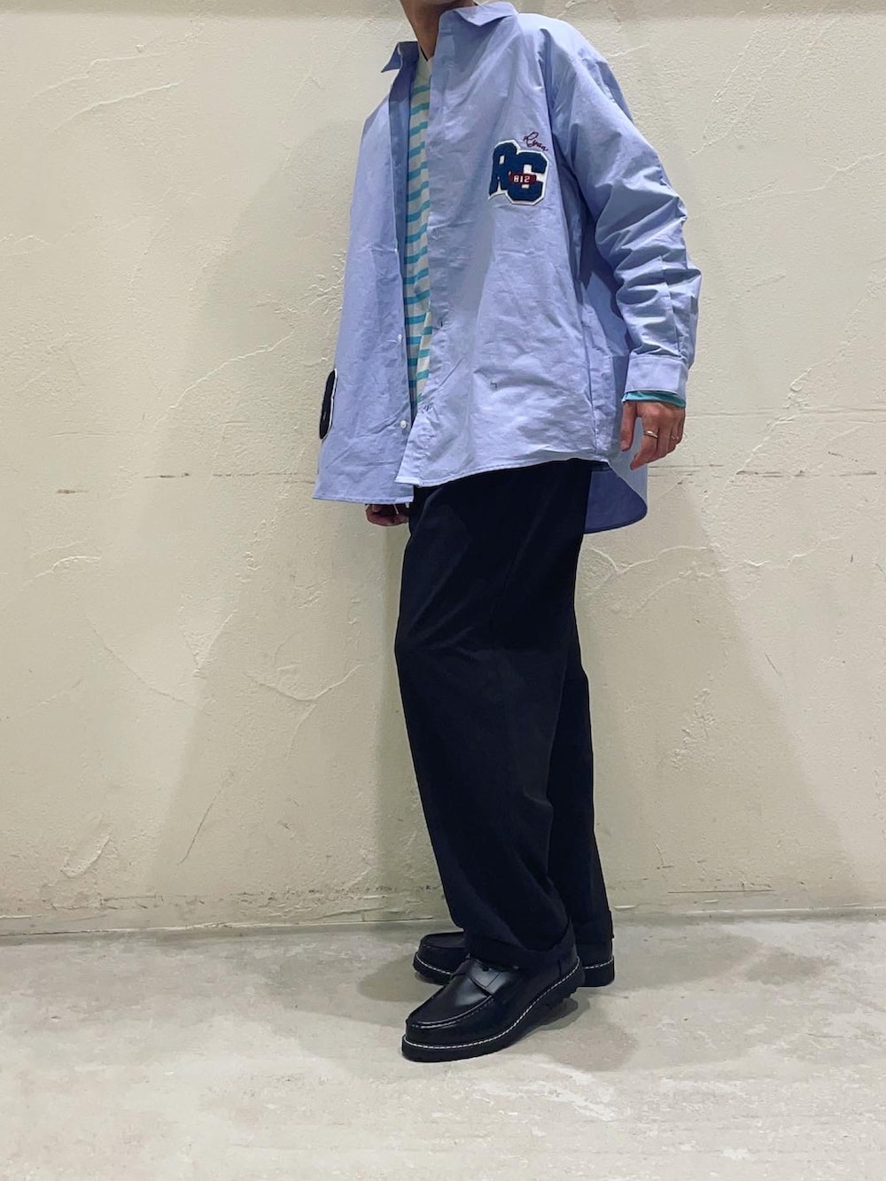 グレー系のTシャツ/カットソー、ブルー系のシャツ/ブラウス、ブラック系のモカシン/デッキシューズを着用したメンズの春コーディネートの2枚目の写真