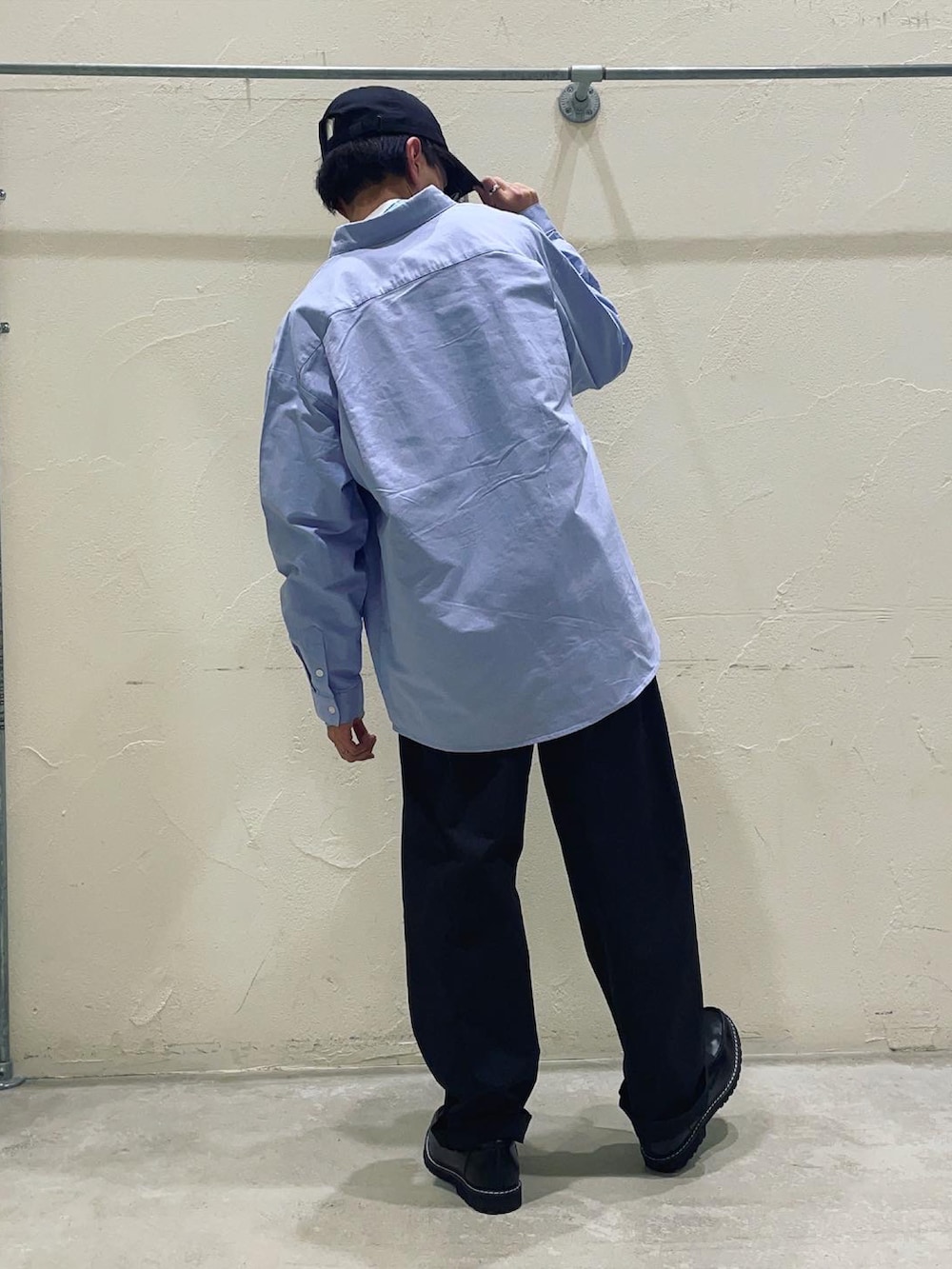 グレー系のTシャツ/カットソー、ブルー系のシャツ/ブラウス、ブラック系のモカシン/デッキシューズを着用したメンズの春コーディネートの4枚目の写真