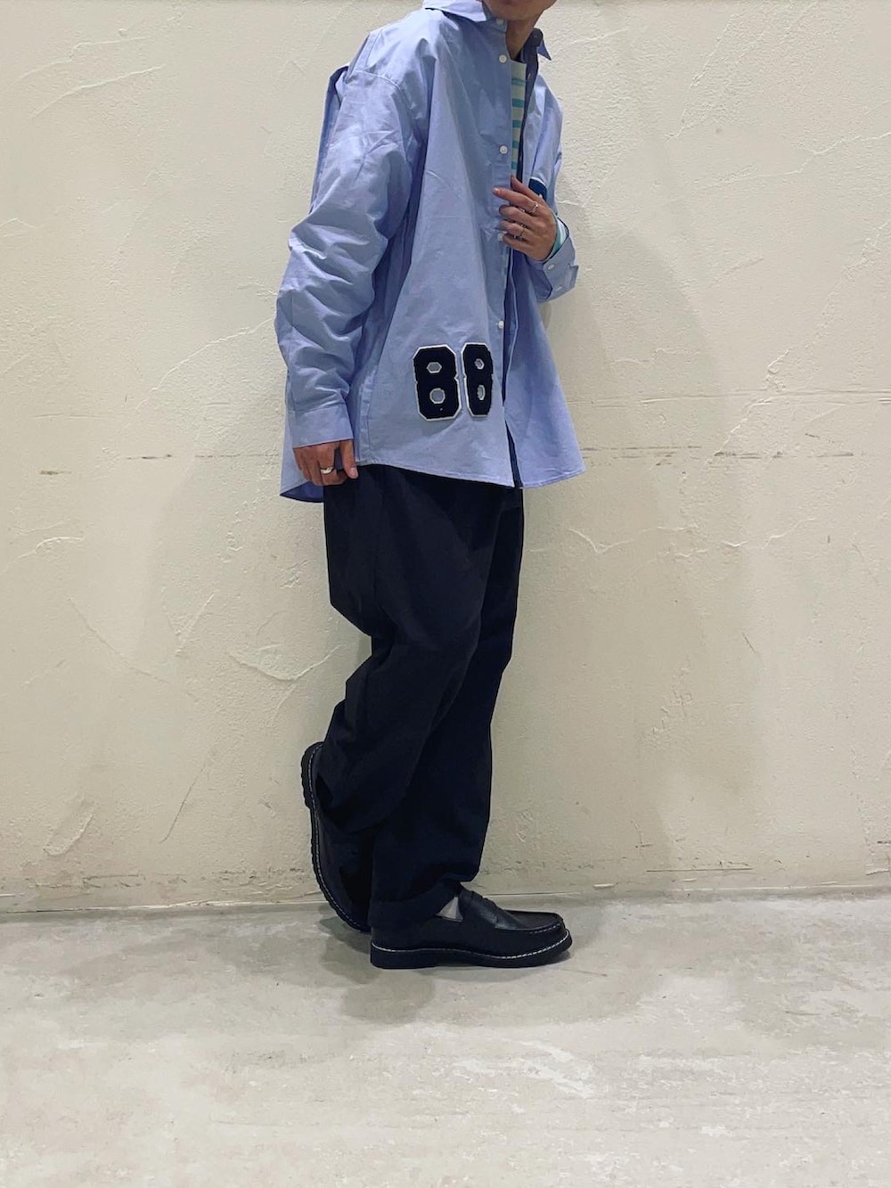 グレー系のTシャツ/カットソー、ブルー系のシャツ/ブラウス、ブラック系のモカシン/デッキシューズを着用したメンズの春コーディネートの3枚目の写真