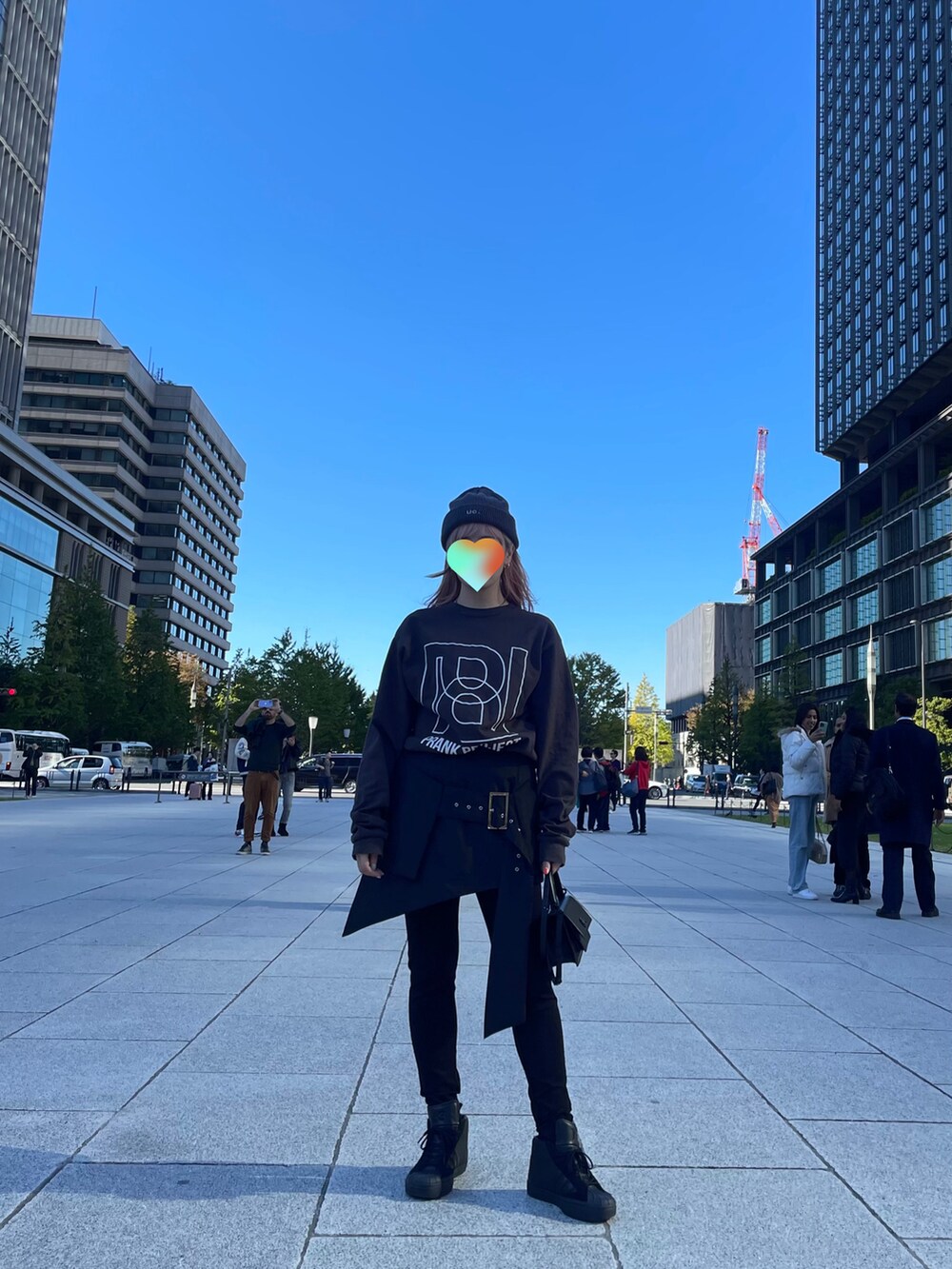 グレー系のTシャツ/カットソー、ブラック系のスカート、ブラック系のスニーカーを着用したレディースの冬コーディネートの2枚目の写真