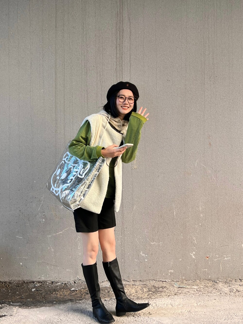 グリーン系のTシャツ/カットソー、ブラック系のベスト、ブラック系のその他パンツを着用したレディースの秋コーディネートの2枚目の写真