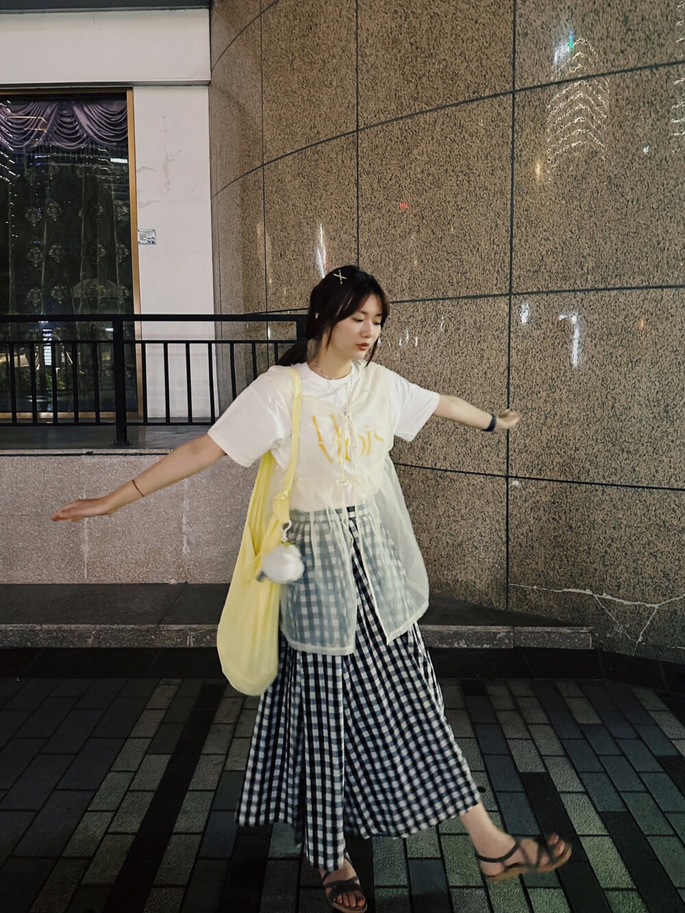 ホワイト系のTシャツ/カットソー、ホワイト系のベスト、ホワイト系のスカートを着用したレディースの夏コーディネートの2枚目の写真