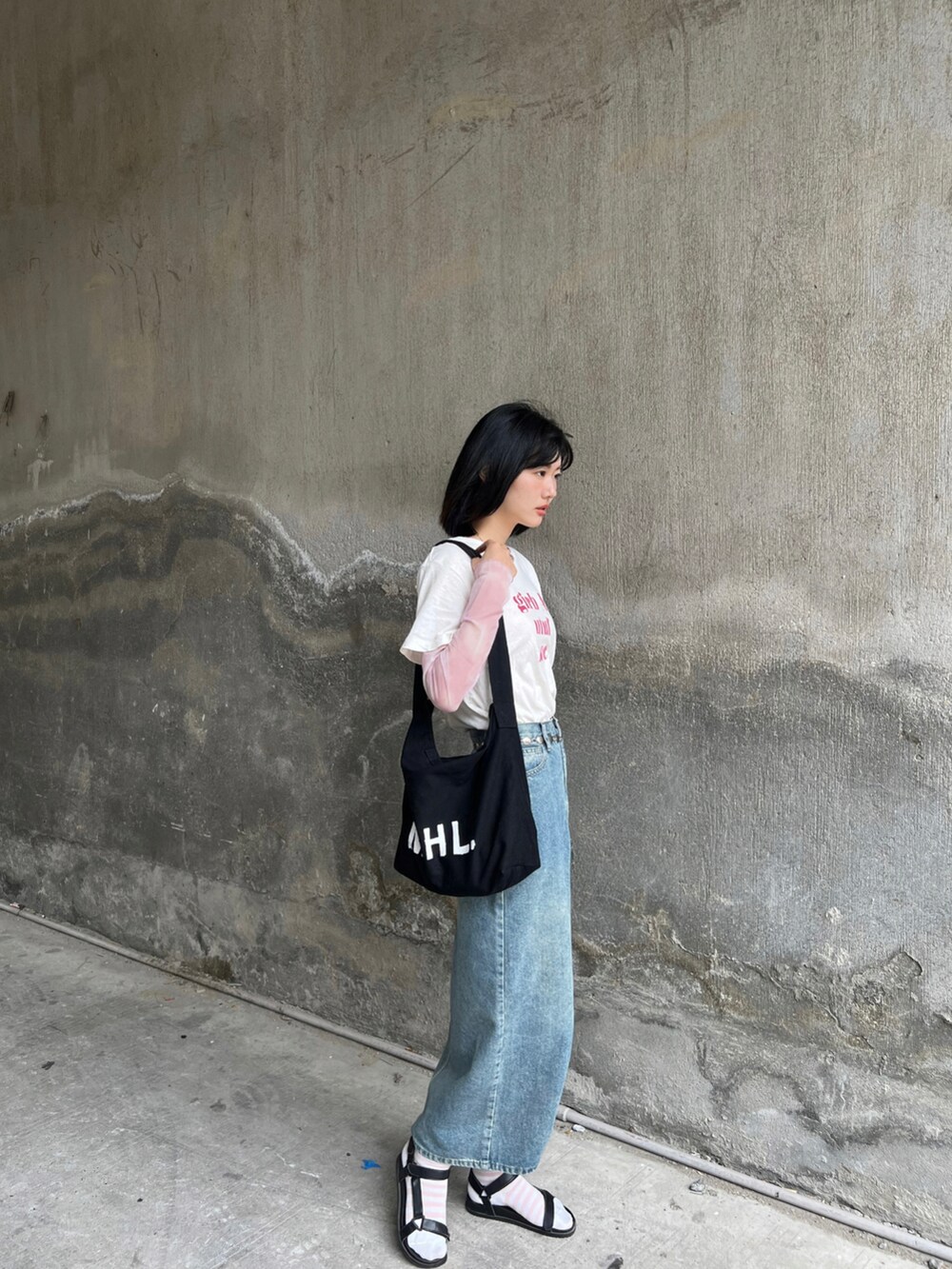 ブラック系のショルダーバッグ、ホワイト系のTシャツ/カットソー、ピンク系のシャツ/ブラウスを着用したレディースの夏コーディネートの2枚目の写真