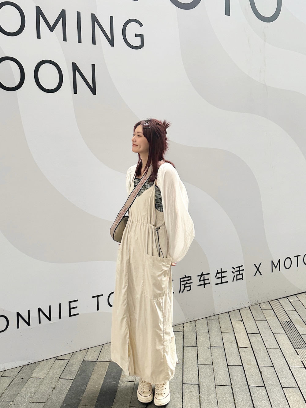 ホワイト系のワンピース、ブルー系のキャミソール、ホワイト系のカーディガン/ボレロを着用したレディースの夏コーディネートの2枚目の写真