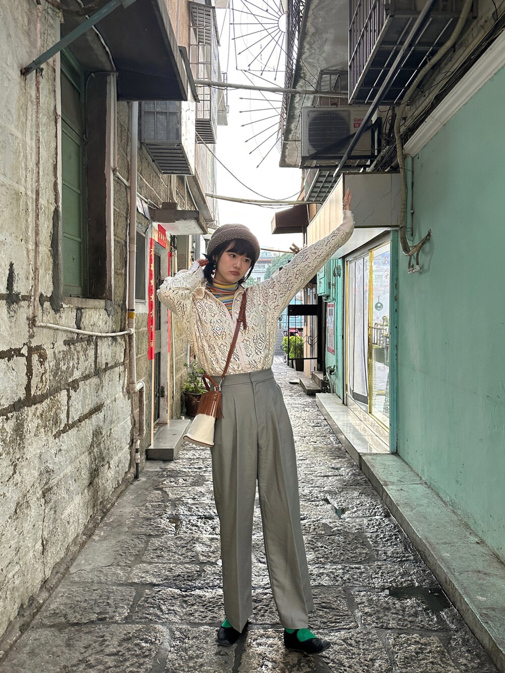 イエロー系のTシャツ/カットソー、ホワイト系のシャツ/ブラウス、グレー系のその他パンツを着用したレディースの冬コーディネートの3枚目の写真