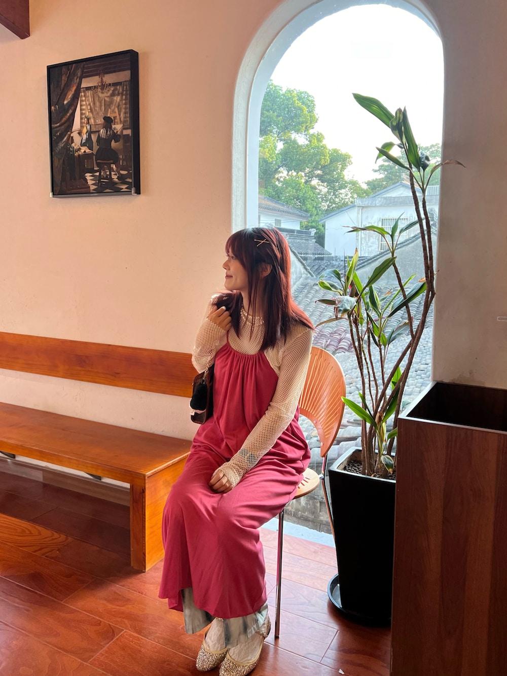 ホワイト系のTシャツ/カットソー、ピンク系のワンピース、ブルー系のその他パンツを着用したレディースの夏コーディネートの2枚目の写真