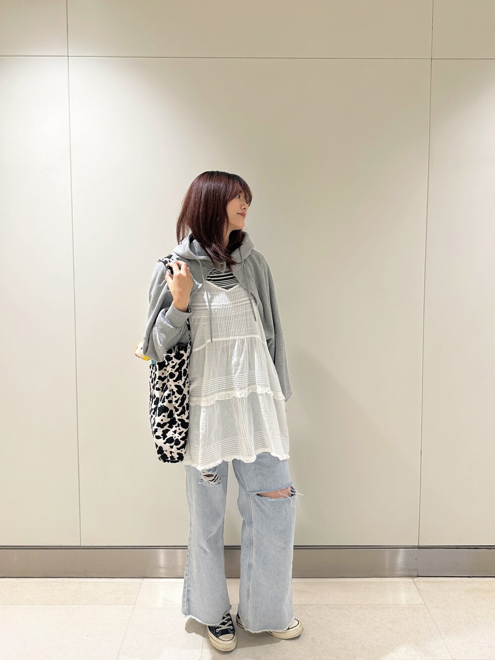 グリーン系のTシャツ/カットソー、ホワイト系のシャツ/ブラウス、グレー系のカーディガン/ボレロを着用したレディースの秋コーディネートの3枚目の写真