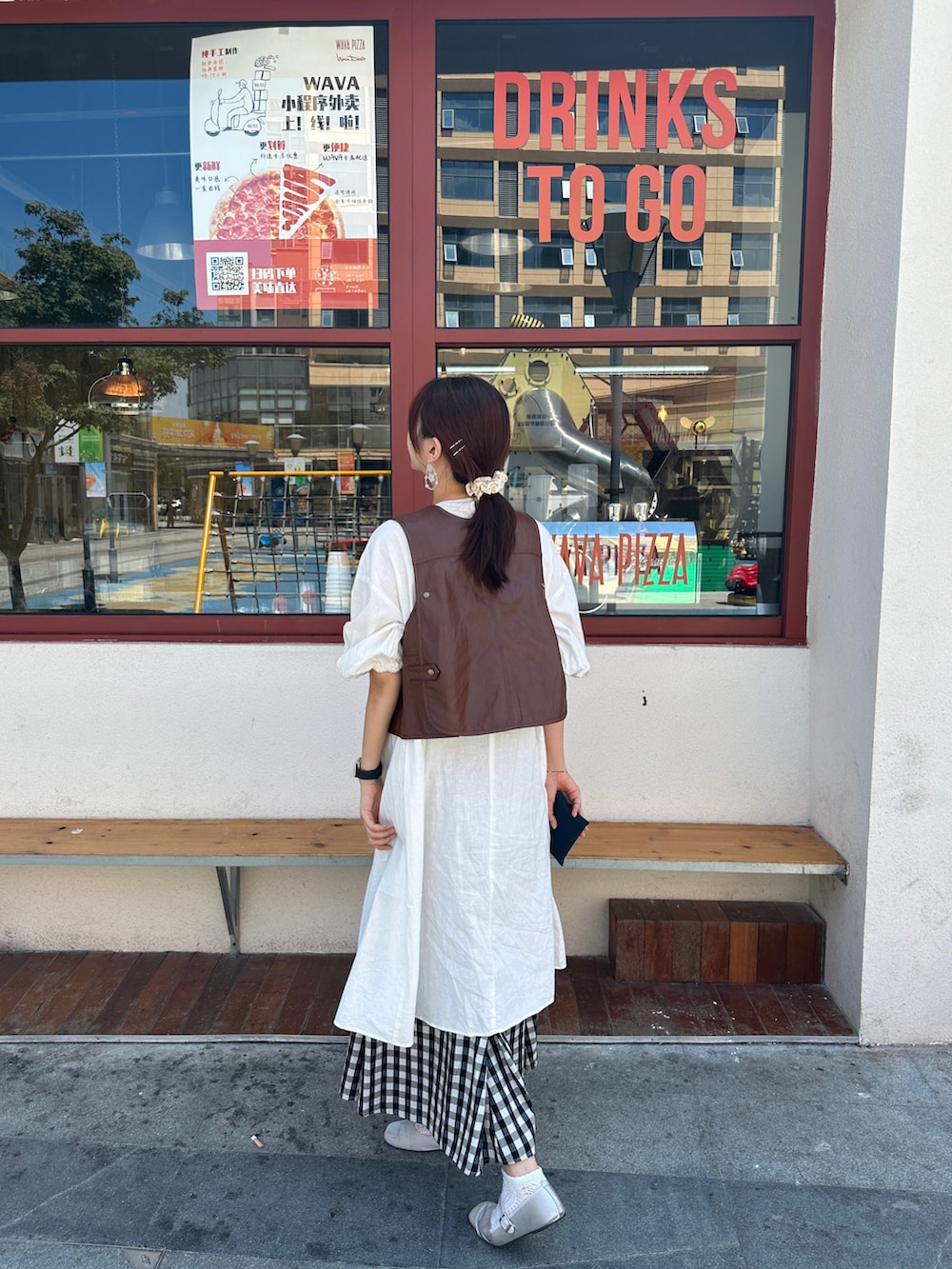 ホワイト系のワンピース/ドレス、ブラウン系のベスト、ホワイト系のスカートを着用したレディースの秋コーディネートの2枚目の写真