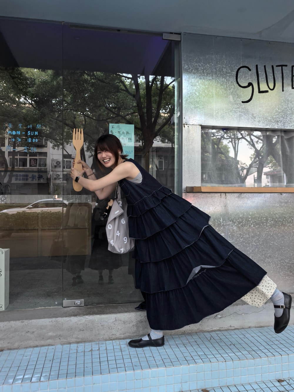 ブルー系のつなぎ/オールインワン、ブラック系のバッグ、ホワイト系のその他パンツを着用したレディースの夏コーディネートの2枚目の写真