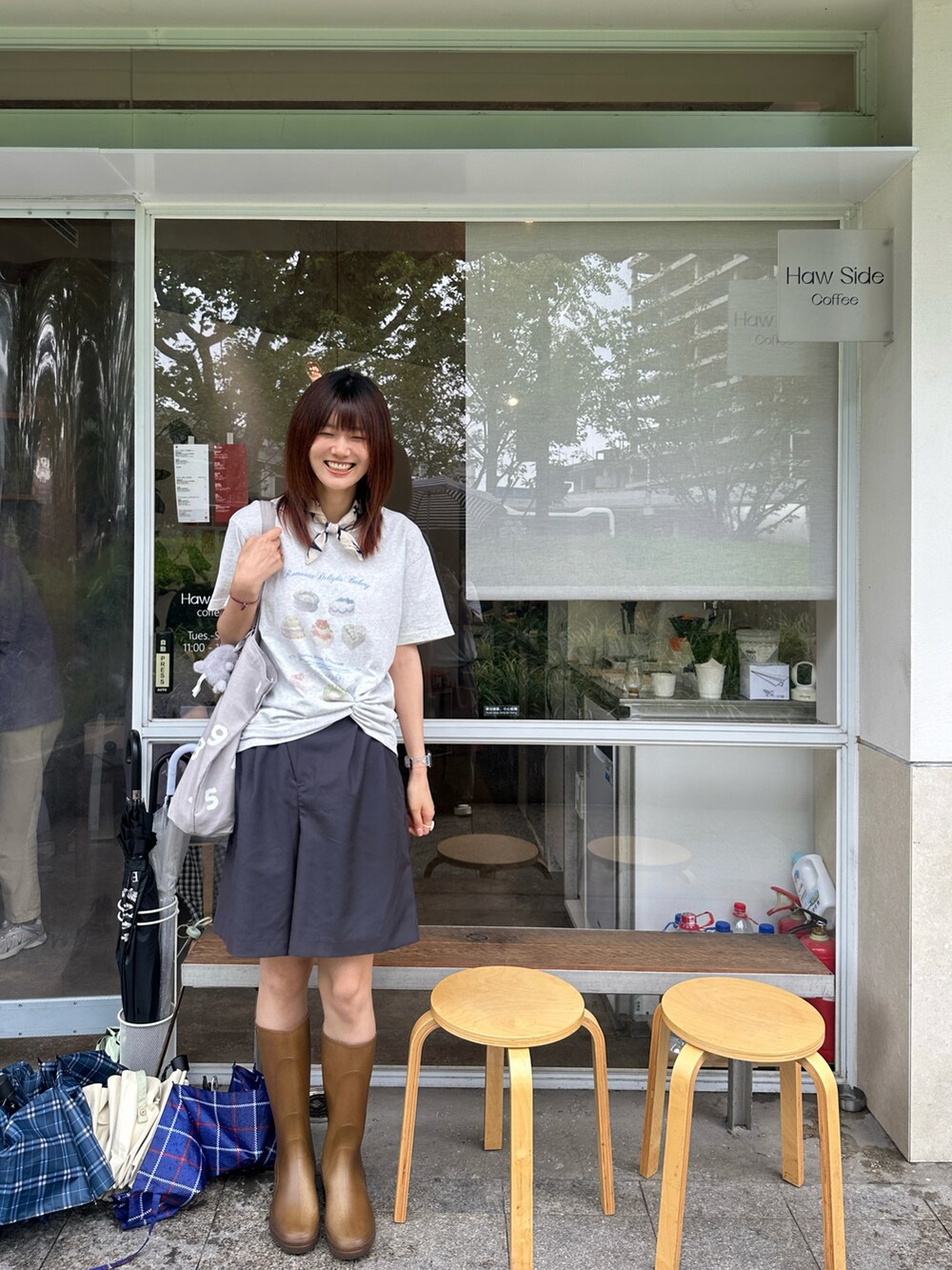 グレー系のその他パンツ、ブラック系のバッグ、ブラウン系のブーツを着用したレディースの夏コーディネートの2枚目の写真