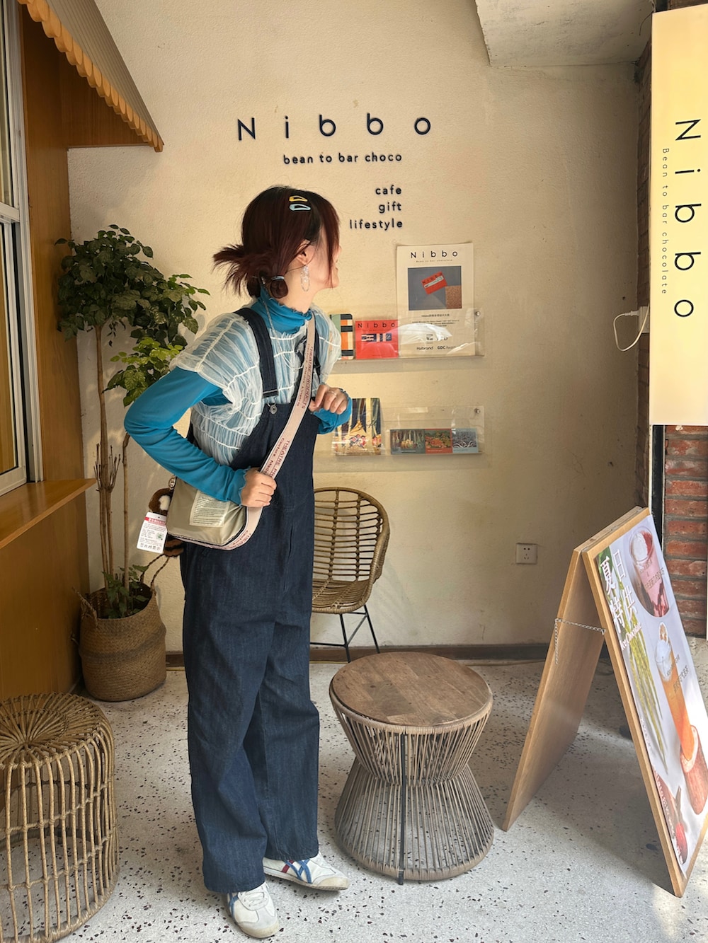 ブルー系のサロペット/オーバーオール、ホワイト系のスニーカー、ホワイト系のTシャツ/カットソーを着用したレディースの秋コーディネートの2枚目の写真