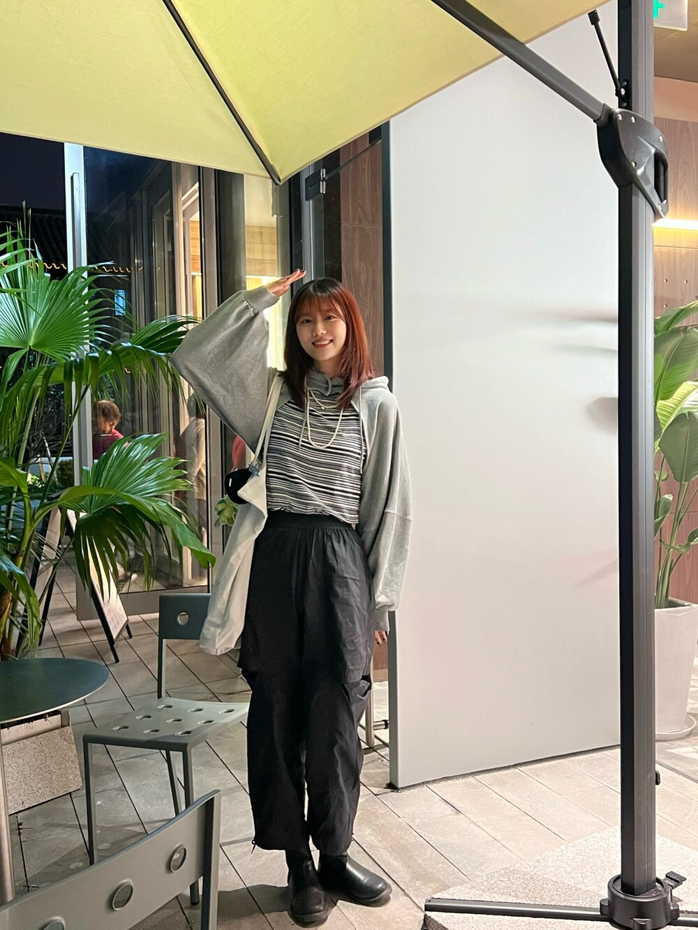 グリーン系のTシャツ/カットソー、グレー系のカーディガン/ボレロ、ブラック系のその他パンツを着用したレディースの秋コーディネートの3枚目の写真