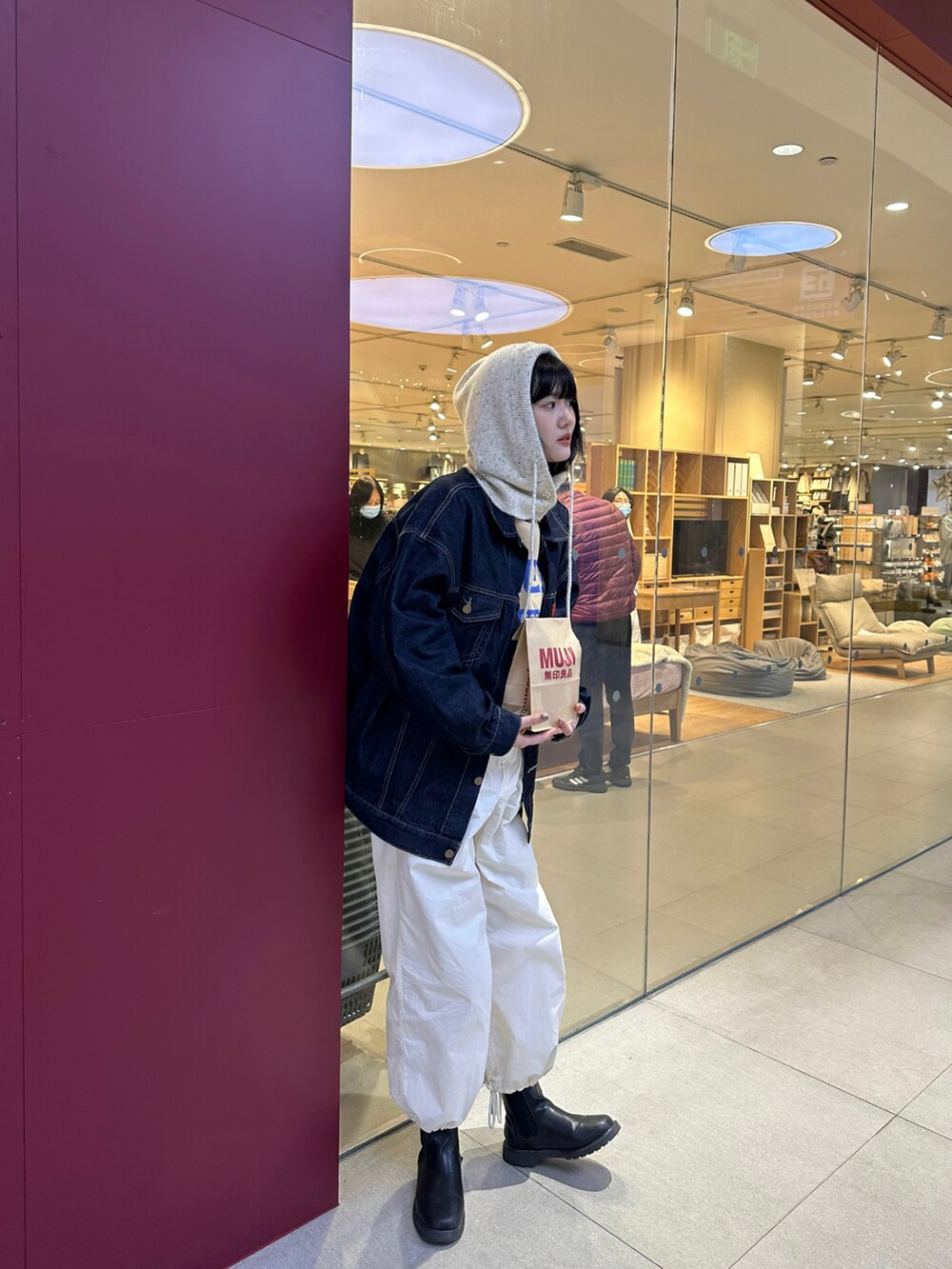 ブルー系のデニムジャケット、ベージュ系のTシャツ/カットソー、ベージュ系のその他パンツを着用したレディースの冬コーディネートの3枚目の写真