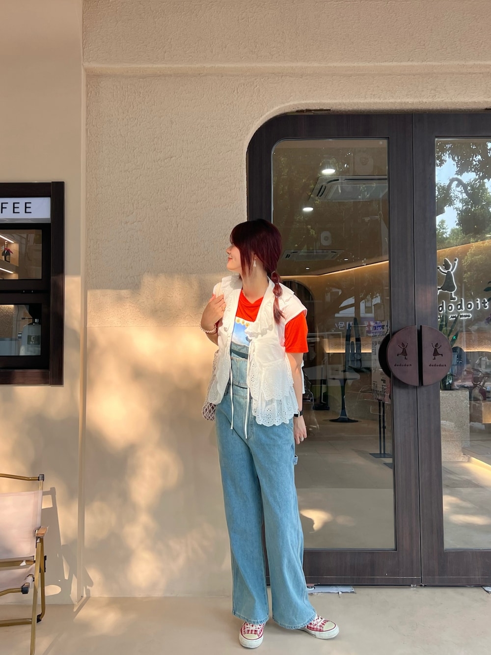 ホワイト系のシャツ/ブラウス、オレンジ系のTシャツ/カットソー、ブルー系のつなぎ/オールインワンを着用したレディースの夏コーディネートの2枚目の写真