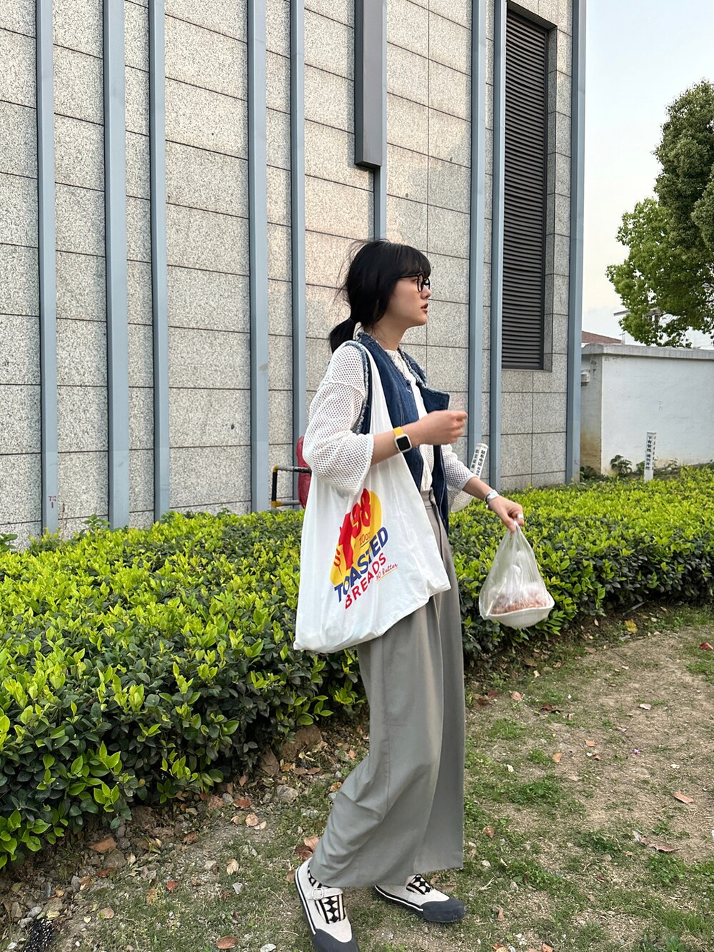 ホワイト系のカーディガン/ボレロ、ブルー系のベスト、グレー系のその他パンツを着用したレディースの春コーディネートの3枚目の写真