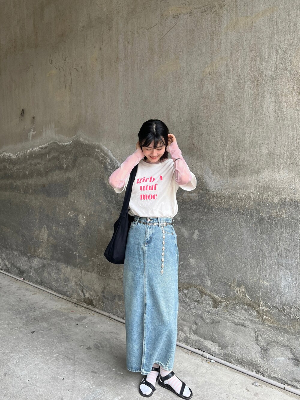 ブラック系のショルダーバッグ、ホワイト系のTシャツ/カットソー、ピンク系のシャツ/ブラウスを着用したレディースの夏コーディネートの3枚目の写真