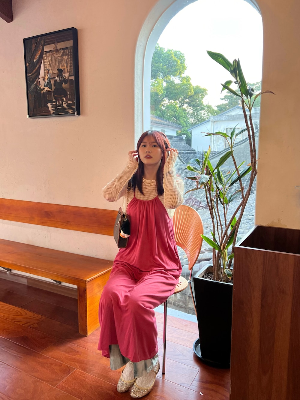 ホワイト系のTシャツ/カットソー、ピンク系のワンピース、ブルー系のその他パンツを着用したレディースの夏コーディネートの3枚目の写真