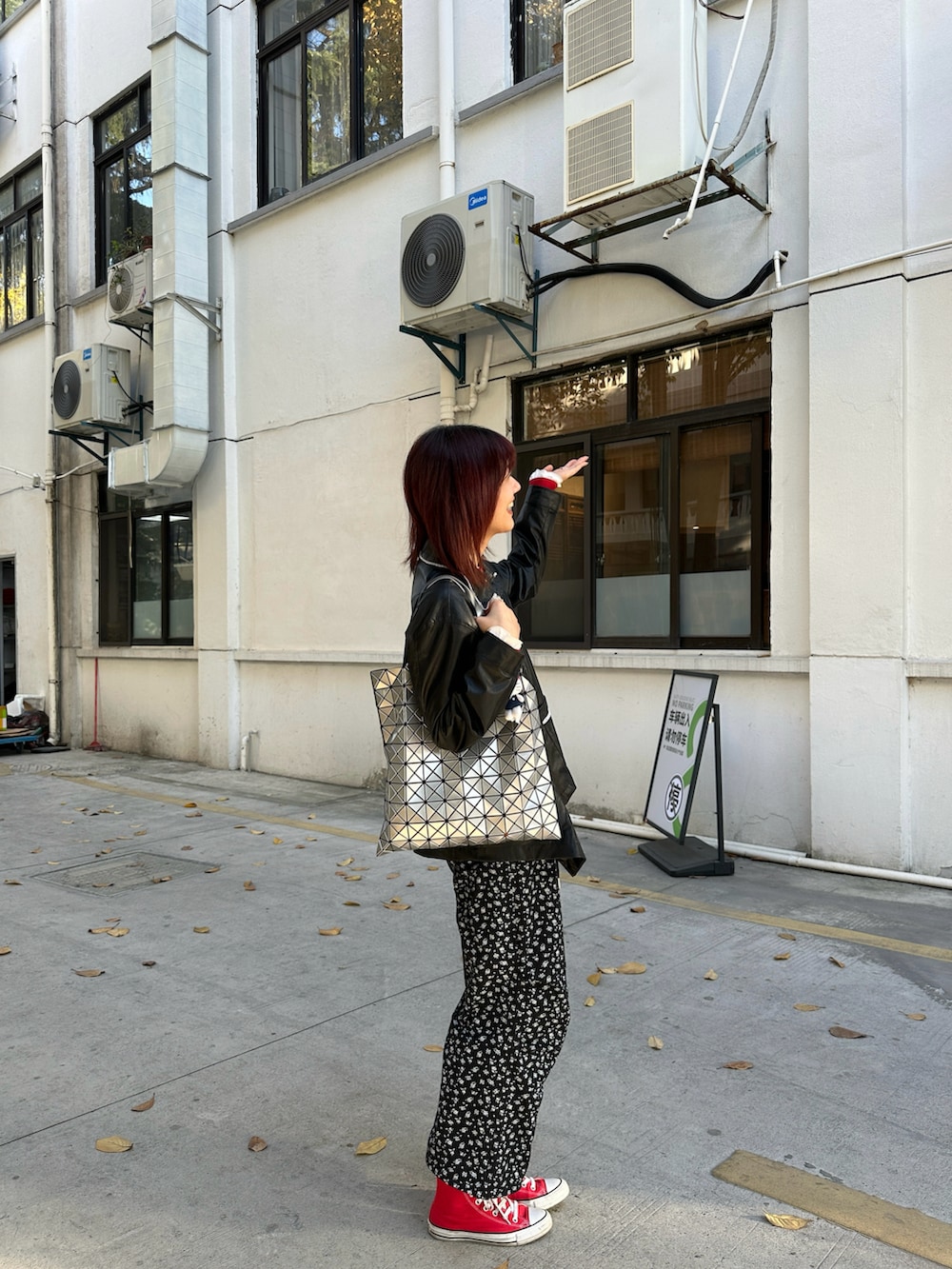 ブラック系のその他パンツ、レッド系のスニーカー、レッド系のカーディガン/ボレロを着用したレディースの冬コーディネートの4枚目の写真