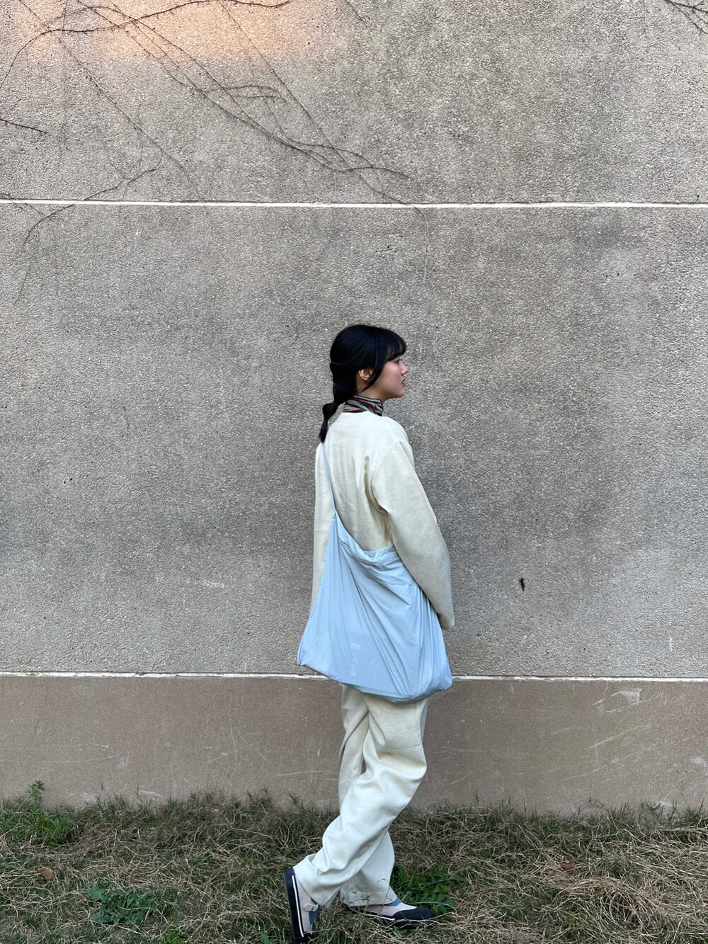 ホワイト系のシャツ/ブラウス、ベージュ系のその他パンツ、ブルー系のショルダーバッグを着用したレディースの春コーディネートの2枚目の写真